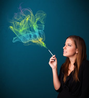 Güzel bayan renkli dumanlı sigara içiyor.