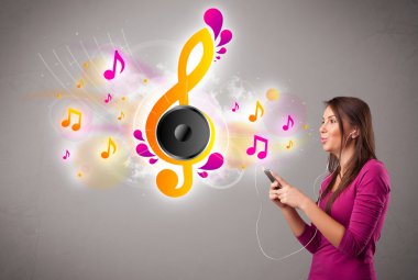 Güzel kız şarkı söylüyor ve müzik dinliyor.