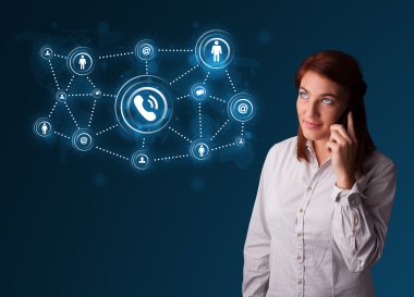 Güzel kız sosyal ağ simgeleriyle telefon görüşmesi yapıyor