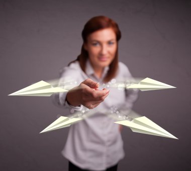 Origami uçaklarını fırlatan güzel bayan.