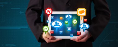 zakenman presenteren moderne tablet met kleurrijke sociale tekenen