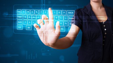Sanal klavye tipine basan kız
