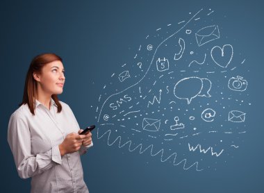 Çeşitli modern teknoloji simgeleriyle akıllı telefonda yazan kız