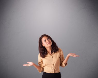 Güzel genç bayan fotokopi aletiyle hokkabazlık yapıyor