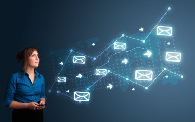 Elinde ok ve mesaj simgeleri olan bir telefon tutan genç bayan.