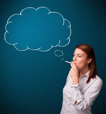 Fikir bulutuyla sigara içen güzel bayan