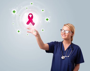 Genç hemşire modern tıbbi düğmelere basıyor.