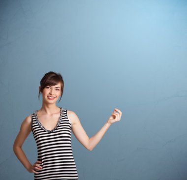 Fotokopi almakla meşgul güzel bayan.