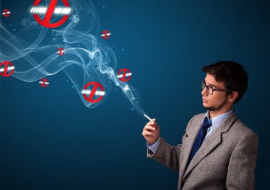 çekici bir adam duman tehlikeli Sigara İçilmez işareti ile