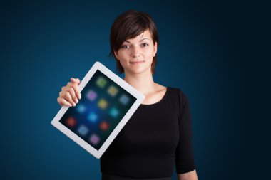 Renkli simgelerle modern tablet tutan kadın