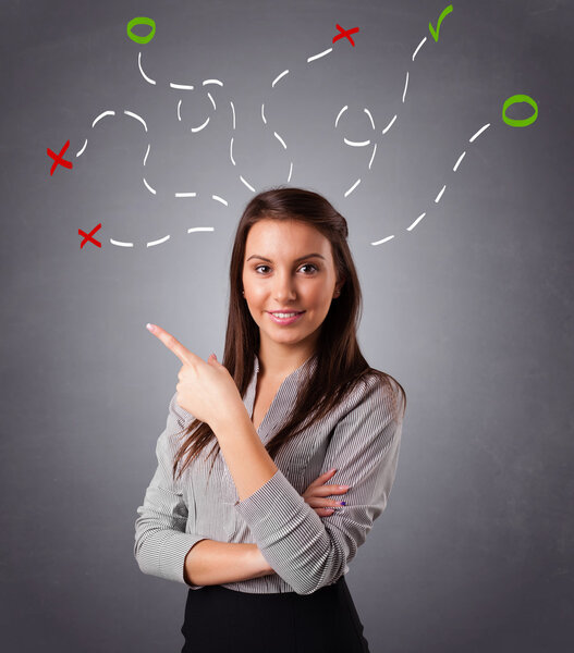 Молодая женщина думает с абстрактными метками над головой