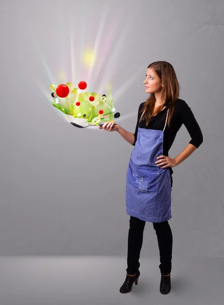 Junge Frau kocht frisches Gemüse — Stockfoto