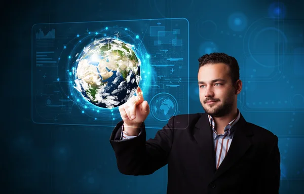 Jonge zakenman raakt high-tech 3D-aarde paneel — Stockfoto