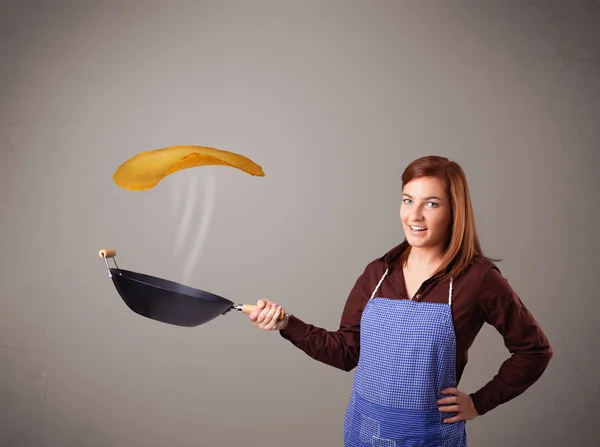 Frau backt Pfannkuchen — Stockfoto