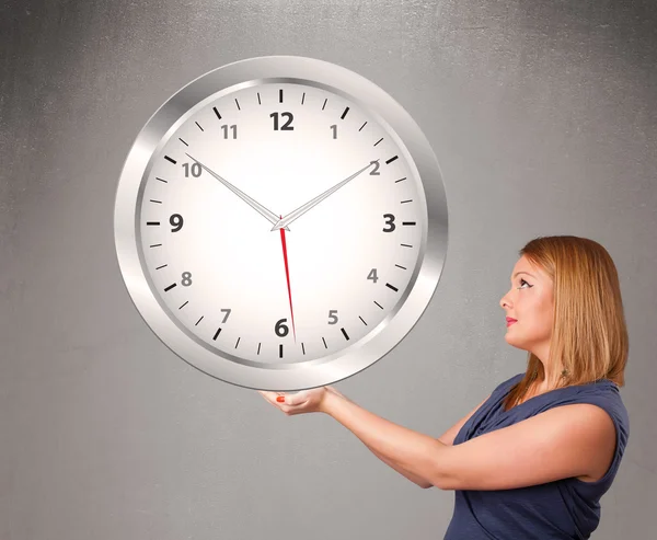 Attraktive Dame mit riesiger Uhr — Stockfoto