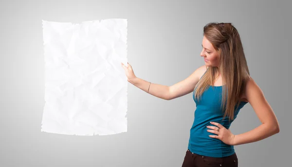 Chica joven sosteniendo espacio de copia de papel blanco arrugado — Foto de Stock