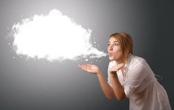 Jeune femme avec bulle abstraite de discours moderne — Photo