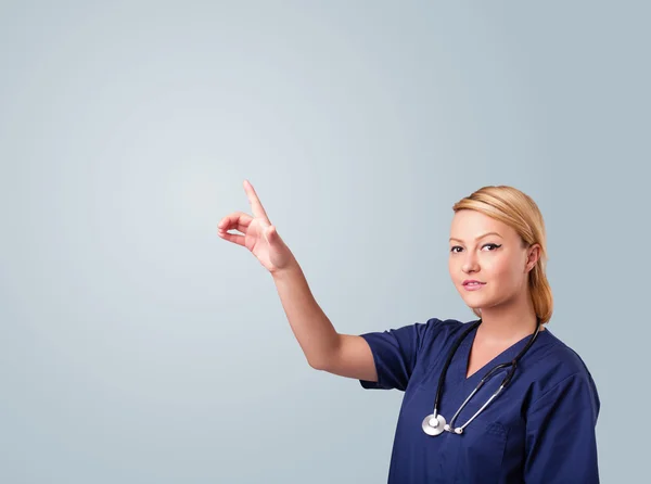 Ung kvinnlig läkare gester med kopieringsutrymme — Stockfoto