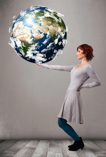 Красавица, держащая в руках трехмерную планету Земля — стоковое фото
