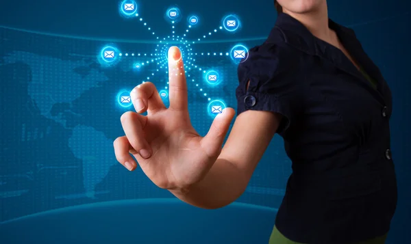 Frau drückt virtuelle Messaging-Symbole — Stockfoto