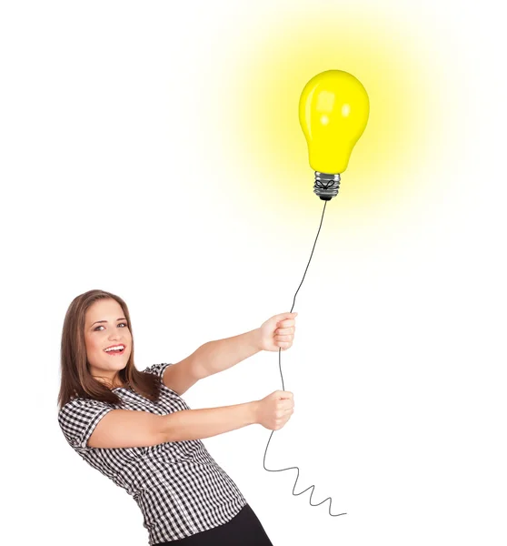 Gelukkige vrouw met een gloeilamp ballon — Stockfoto