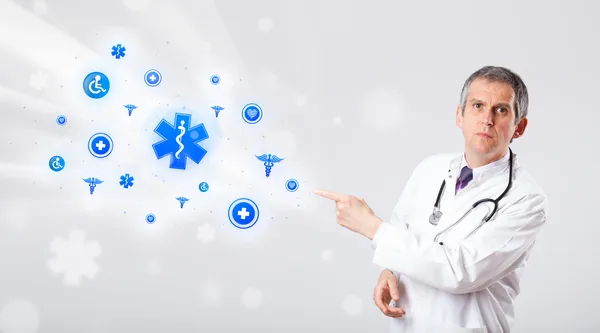 Dottore con icone mediche blu — Foto Stock