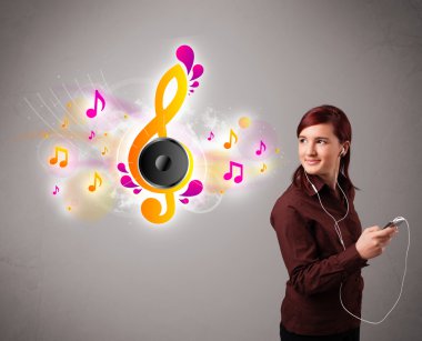 Güzel kız şarkı söylüyor ve müzik dinliyor.