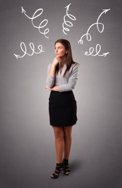 Genç kadın kafasının üstünde oklarla düşünüyor.