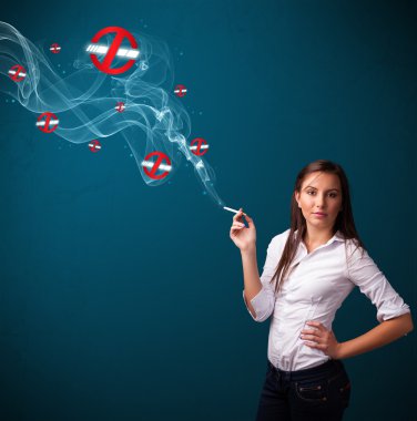 Sigara içmeyen tehlikeli sigara içen genç bir kadın.
