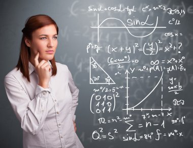 Karmaşık matematiksel işaretleri düşünen güzel bir kız öğrenci.