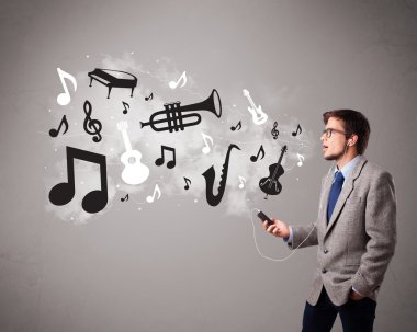 şarkı ve müzik ile müzik dinlemek çekici bir genç adam