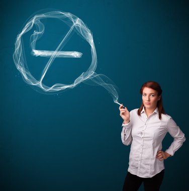 Sigara içmeyen sağlıksız sigara içen genç bayan.