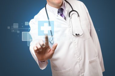Doktor modern tıbbî düğmeye basıyor.