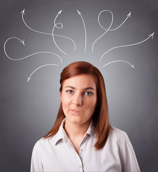 Chica joven pensando con flechas sobre la cabeza — Foto de Stock