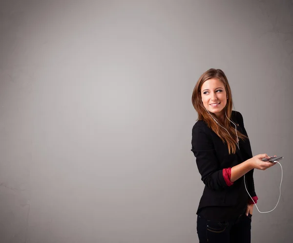 Jonge dame zingen en luisteren naar muziek met kopieerruimte — Stockfoto