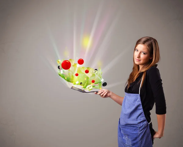 Mujer joven cocinando verduras frescas — Foto de Stock