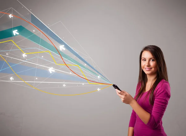 Graziosa giovane signora in possesso di un telefono con linee colorate astratte a — Foto Stock