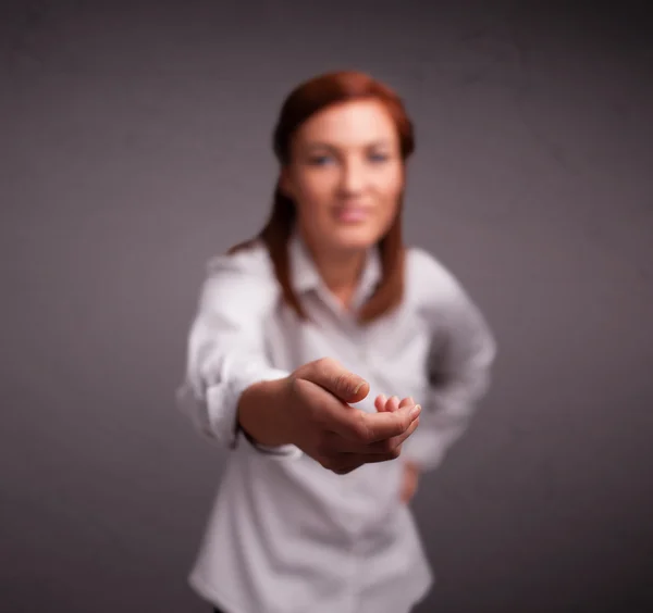 Bella ragazza con qualcosa in mano — Foto Stock