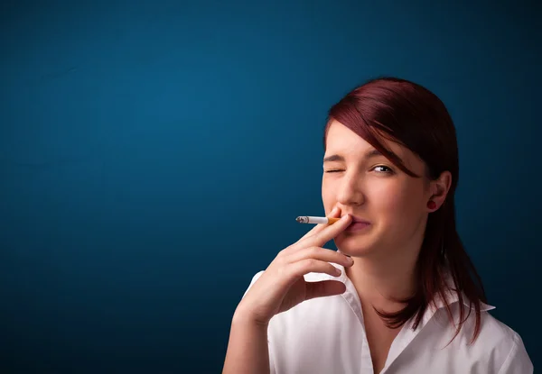Όμορφη γυναίκα καπνίζει τσιγάρο vith αντίγραφο χώρο — Φωτογραφία Αρχείου