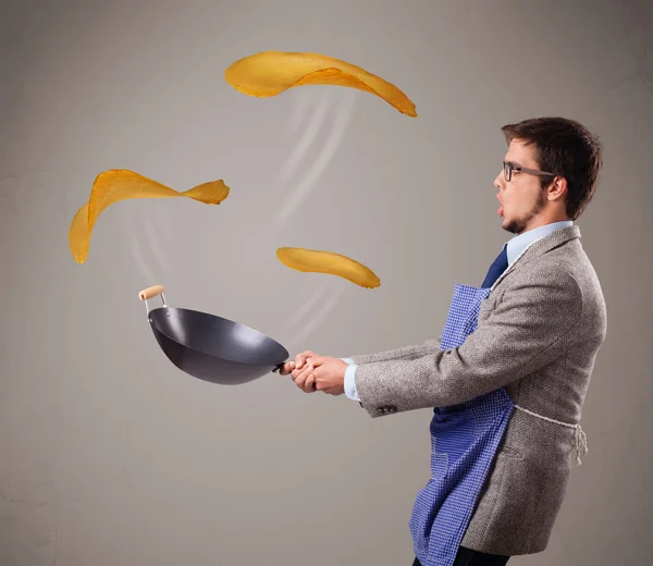 Junge backt Pfannkuchen — Stockfoto