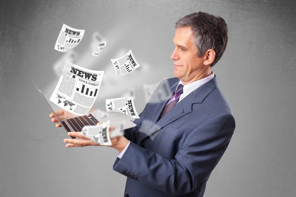 Бізнесмен середнього віку тримає блокнот і читає дослідження — стокове фото