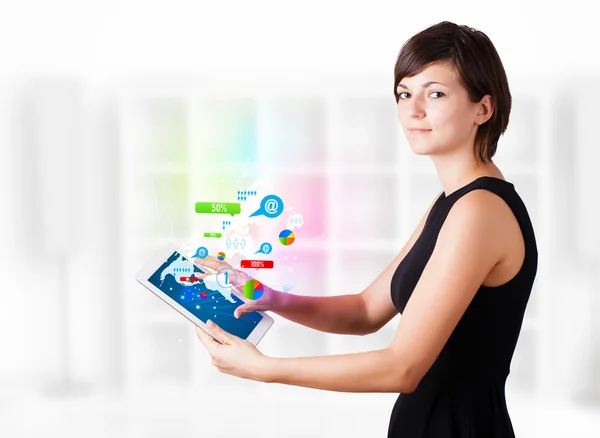 Jovem mulher olhando para tablet moderno com tecnologia colorida i — Fotografia de Stock