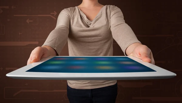 Vrouw met een witte tablet met wazige apps — Stockfoto