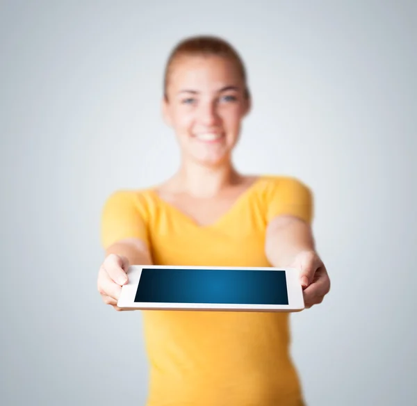 Junge Frau in der Hand moderner Tabletten — Stockfoto