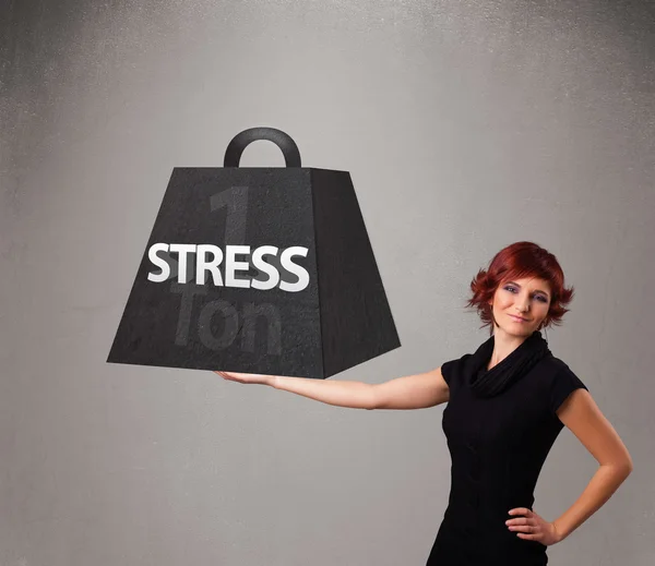 Junge Frau mit einer Tonne Stressgewicht — Stockfoto