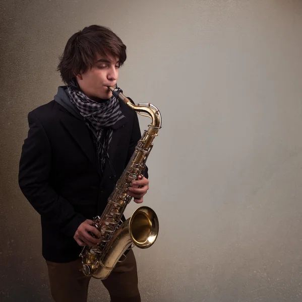 Jeune musicien jouant sur saxophone — Photo