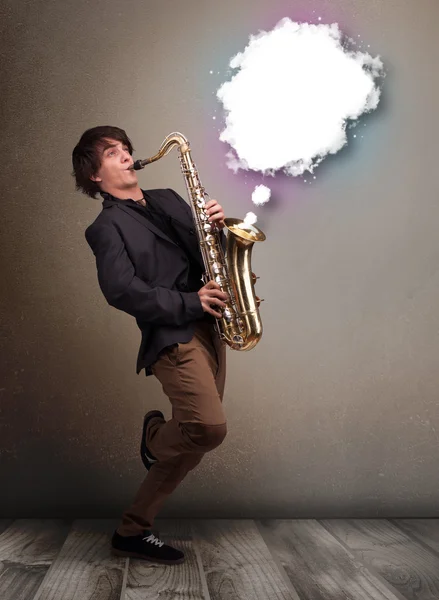 Genç adam beyaz bulutlar içinde saksafonla oynuyor. — Stok fotoğraf