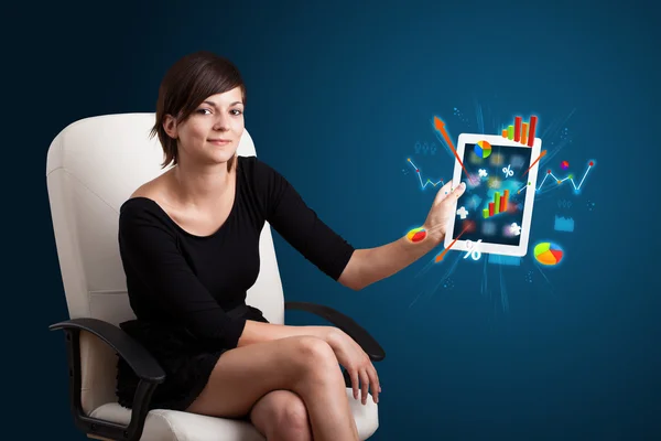 Frau hält modernes Tablet mit bunten Diagrammen und Grafiken in der Hand — Stockfoto