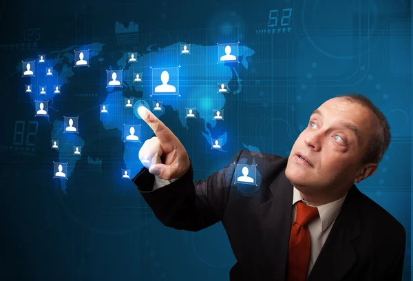 Geschäftsmann wählt aus der Karte des sozialen Netzwerks — Stockfoto
