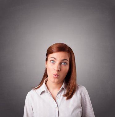 Genç kadın ayakta duruyor ve fotokopi aletiyle düşünüyor.